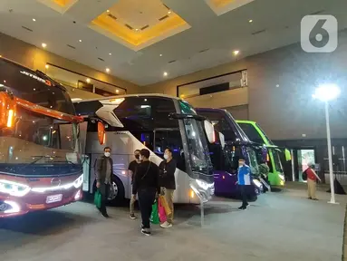Pengunjug melihat bus yang dipamerkan pada acara Busworld Southeast Asia 2022 di JiExpo Kemayoran Jakarta, Jumat (7/10/2022). Pameran bus terbesar di Asia Tenggara itu menjadi ajang pengenalan transportasi bus yang ramah lingkungan salah satunya bus listrik, dan berlangsung mulai 5-7 Oktober 2022. (Liputan6.com/Magang/Aida Nuralifa)