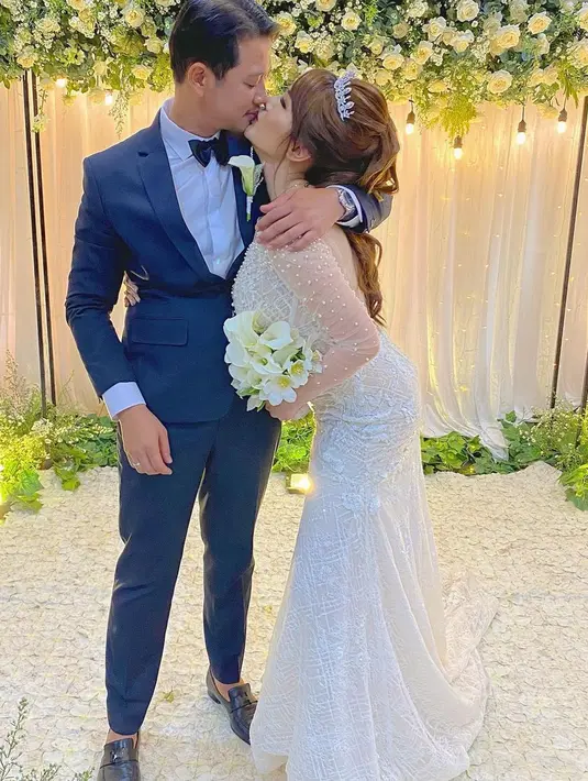 Angela Lee dan Alexander (Foto: Instagram/angelalee87)