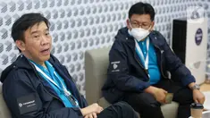 CEO FIF Group Margono Tanuwijaya (kiri) didampingi Chief Corporate Communication dan CSR FIF Group Yulian Warman saat diskusi santai di sela-sela acara GIIAS 2021 di Serpong, Tangerang (18/11/2021). FIFGroup terus mendukung Industri otomotif indonesia Lewat GIIAS 2021. (Liputan6.com/Fery Pradolo)
