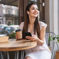 Perempuan bahagia./Copyright&nbsp;shutterstock.com/g/DeanDrobot