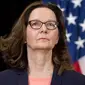 Gina Haspel (61) melambaikan tangan seusai pengambilan sumpah sebagai Direktur CIA yang baru di markas besar CIA, Virginia, Senin (21/5). Haspel sebelumnya menjabat pakar intelijen Rusia yang lebih banyak menjalani misi rahasia CIA. (AFP PHOTO/SAUL LOEB)