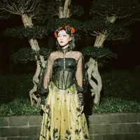 Isyana Sarasvati tahun ini mengisi acara tahun baru. Ia tampil dengan atasan hitam transparan dengan korsetnya dipadukan rok kuning dihiasi beads hitam. Serta sepatu merahnya. [@isyanasarasvati]