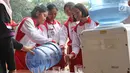 Sejumlah calon anggota Pasukan Pengibar Bendera (Paskibra) Nasional 2019 antre mengambil air minum disela latihan di PPPON Cibubur, Jakarta, Selasa (30/7/2019). Saat ini, 68 orang anggota Paskibraka nasional 2019 sedang menjalani pendidikan dan pelatihan intensif. (Liputan6.com/Herman Zakharia)