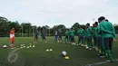 Jelang laga lanjutan grup A SEA Games 2015, timnas Indonesia U-23 melakukan latihan di Temasek Polytechnic, Singapura, Kamis (4/6/2015). Tampak, pelatih timnas Indonesia, Aji Santoso (kiri) memberikan arahan latihan. (Liputan6.com/Helmi Fithriansyah)