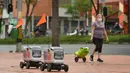 Robot pengiriman berjalan menyusuri jalan di Medellin, Kolombia, Selasa (21/4/2020). Perusahaan rintisan Kolombia, Rappi, menguji coba pengiriman dengan robot sebagai cara aman mendapatkan makanan bagi masyarakat yang terpaksa berada di rumah akibat pandemi virus corona Covid-19. (AP/Luis Benavides)