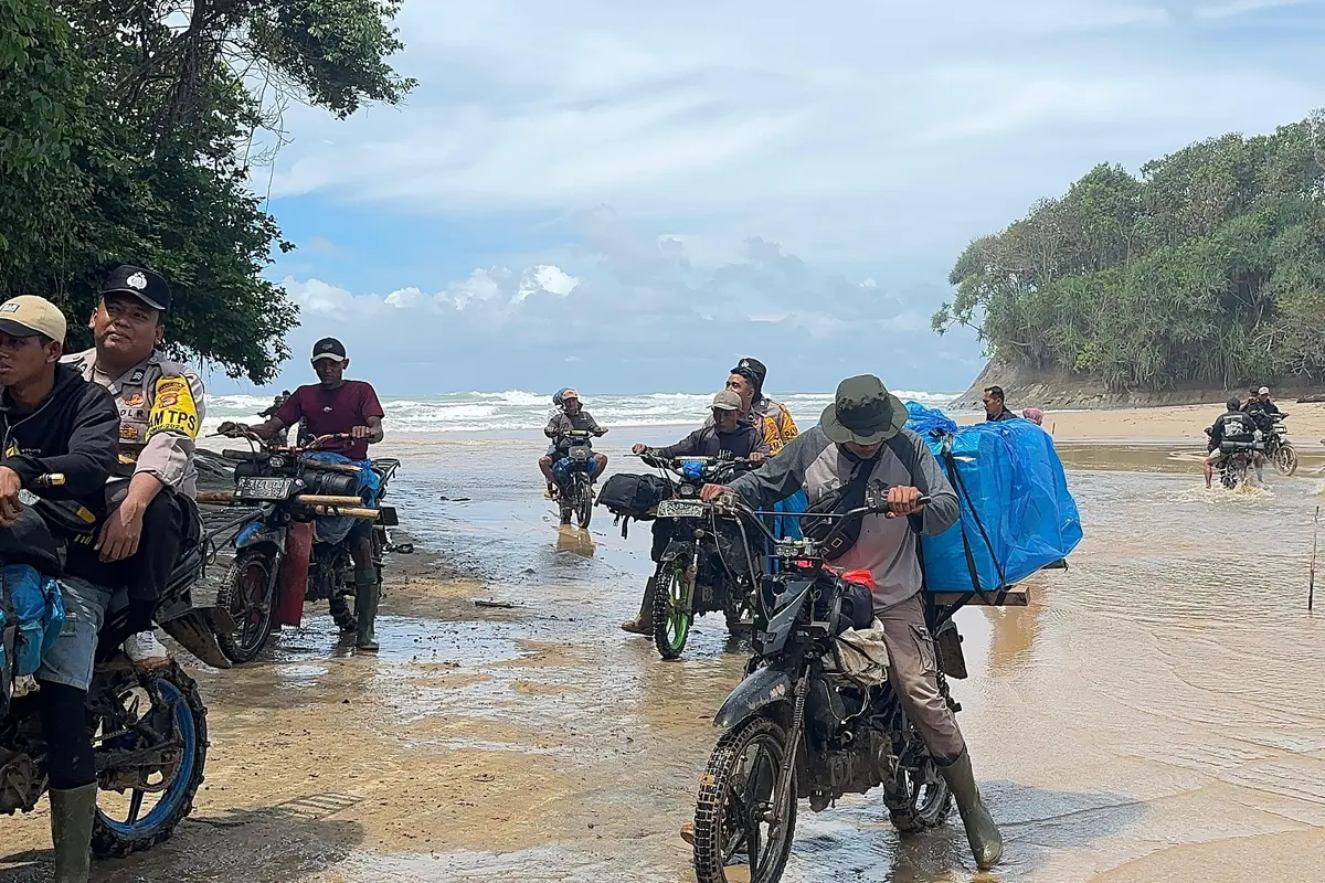 Jalur ekstrem yang dilalui petugas gabungan untuk mendistribusikan kotak suara di empat pekon di Kecamatan Bangkunat, Pesisir Barat, Lampung.  Foto : (Istimewa).