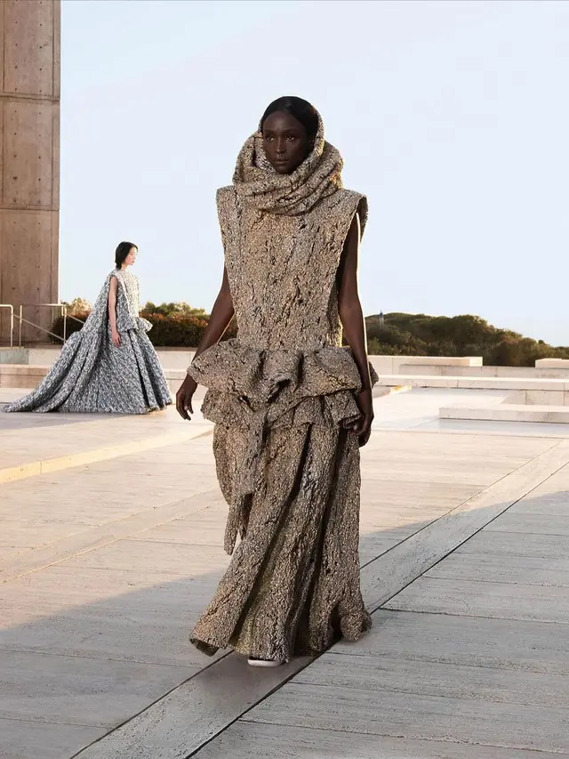 Louis Vuitton Membawa Paduan Edgy dan Futuristik dalam Koleksi Women’s Cruise 2023