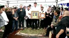 Jenazah Sys NS tiba di rumah duka di kawasan Kemang Timur, Jakarta Selatan. Setibanya di rumah duka, jasad Sys NS langsung disalati oleh para kerabat dan keluarga. Usai disalatkan, jenazah langsung dibawa ke TPU Jeruk Purut untuk dikebumikan. 