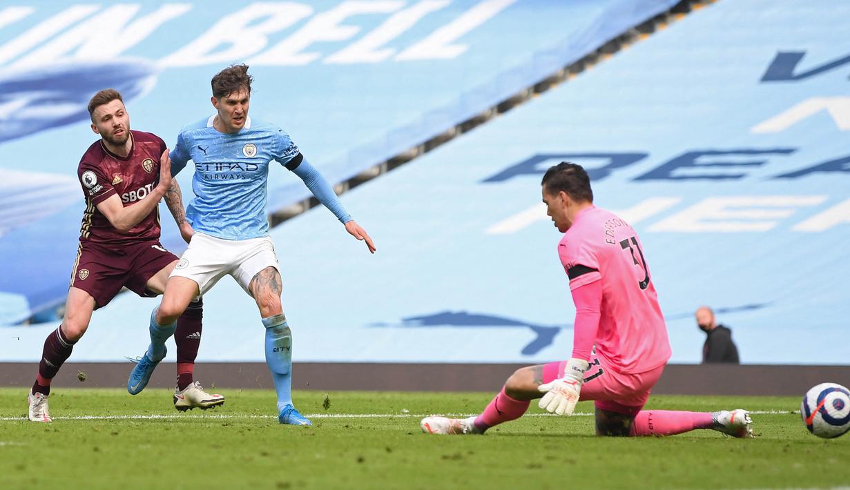 Laga seperti akan berakhir dengan skor 1-1. Namun, Leeds mencetak gol keduanya pada menit 90+1. Lagi-lagi lewat aksi Stuart Dallas, kali ini usai menyambut umpan dari Ezgjan Alioski. (Foto: AFP/Pool/Michael Regan)