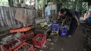 Pedagang mengumpulkan barang dari lapak saat pembongkaran di kawasan Danau Sunter, Jakarta Utara, Jumat (19/1). (Liputan6.com/Arya Manggala)
