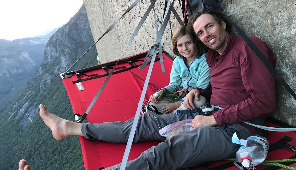 Selah Schneiter berfoto bersama ayahnya Michael Schneiter saat beristirahat ketika memanjat tebing El Capitan di Taman Nasional Yosemite, California, Amerika Serikat, 11 Juni 2019. El Capitan terbilang sangat tenar di dunia panjat tebing. (Michael Schneiter via AP)