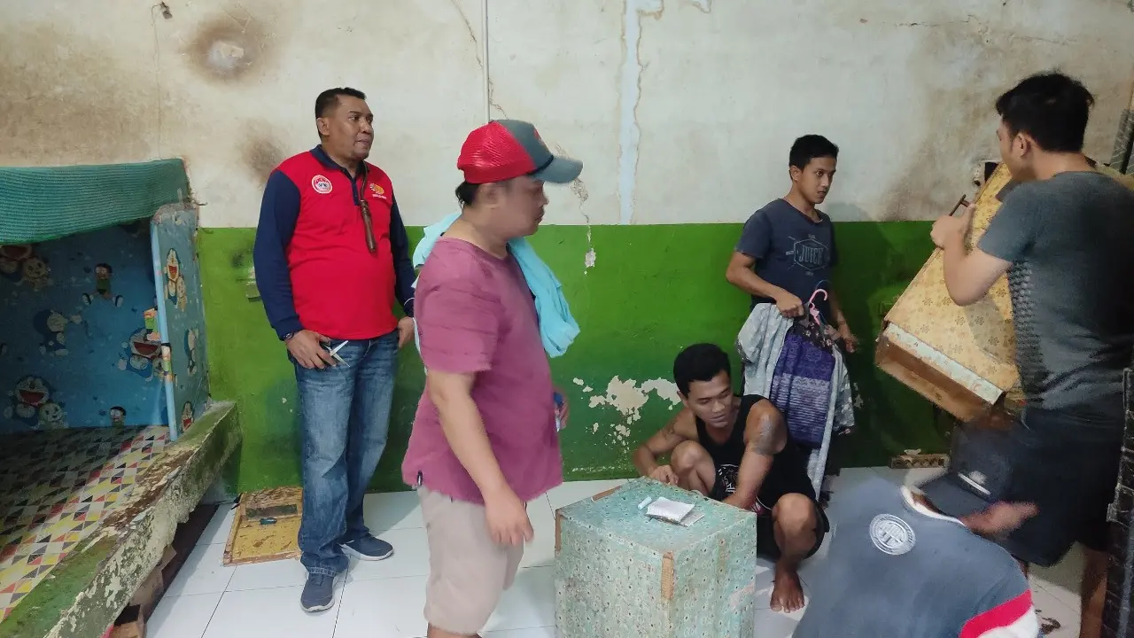 Petugas Lapas dan warga binaan memberikan kamar hunian mereka. (Dian Kurniawan/Liputan6.com).