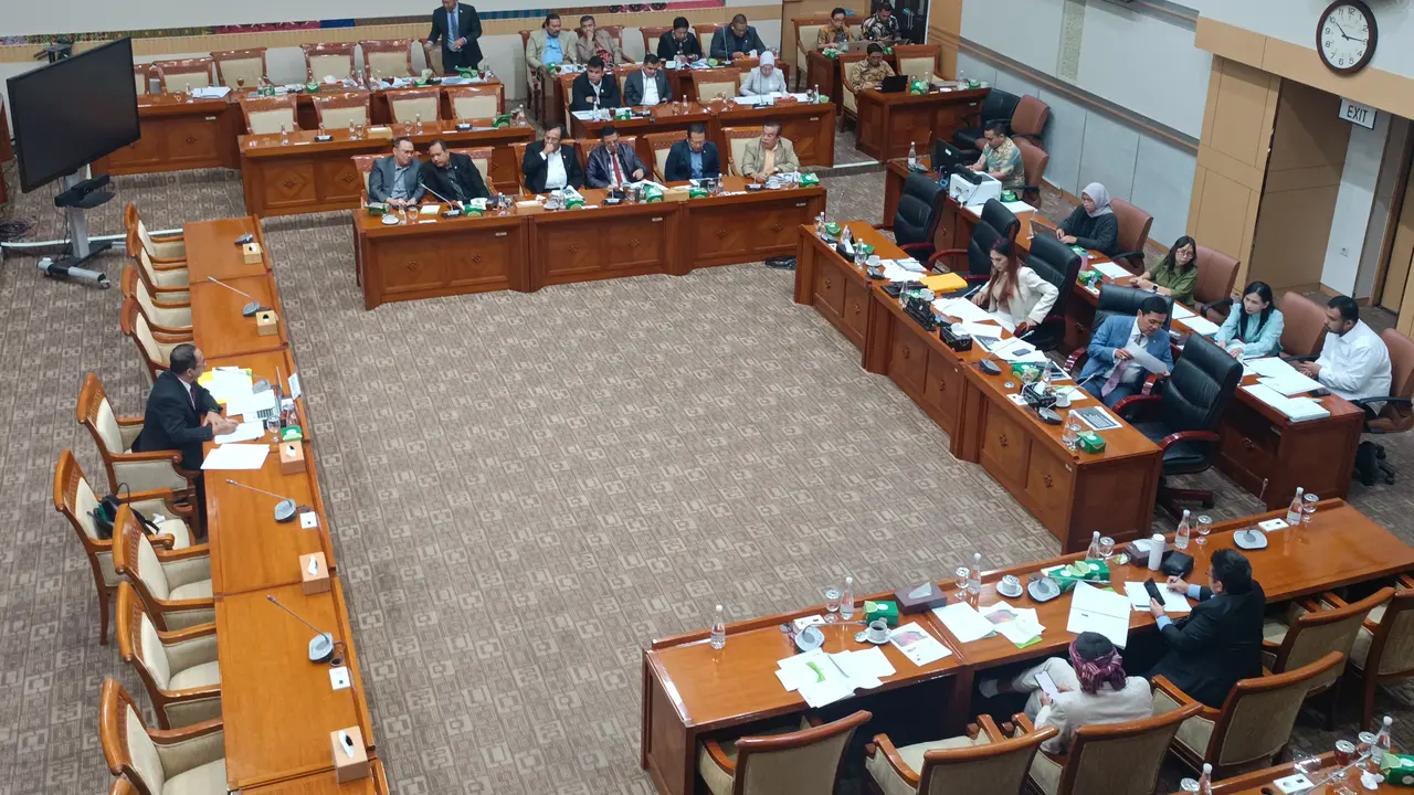 Komisi III DPR akan mengumumkan calon pimpinan atau capim KPK dan calon dewan pengawas atau cadewas Komisi Pemberantasan Korupsi (KPK) siang ini, Kamis, (21/11/2024).