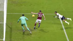 Pemain Manchester City Gabriel Jesus (kanan) mencetak gol ke gawang Burnley pada pertandingan Liga Inggris di Stadion Turf Moor, Burnley, Inggris, Rabu (3/2/2021). Manchester City menang 2-0. (Alex Pantling/Pool via AP)