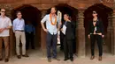 Putra Mahkota Kerajaan Inggris, Pangeran Harry ketika mendengarkan penjelasan mengenai situs warisan dunia, Patan Durbar Square yang turut terkena dampak gempa tahun lalu, di Kathmandu, Nepal, Minggu (20/3). (REUTERS/Prakash Mathema/Pool)