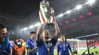 Jorginho. Gelandang Italia ini meraih trofi pemain terbaik Eropa pada musim 2020/2021 usai membawa Chelsea menjuarai Liga Champions dan Timnas Italia merebut trofi Euro 2020. Trofi Ballon d'Or 2021 diraih Lionel Messi usai mengungguli Robert Lewandowski dan dirinya. (AP/Pool/Andy Rain)