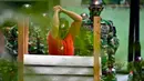 Prajurit TNI Yonif Raider 112/Dharma Jaya mencoba mematahkan pipa beton dengan tangannya saat atraksi dalam upacara sertijab di Banda Aceh, Aceh, Rabu (18/9/2019). Mayor Inf Syarifuddin Liwang menjadi Komandan Yonif Raider 112/Dharma Jaya menggantikan Mayor Inf Agus Alfauzi. (CHAIDEER MAHYUDDIN/AFP)