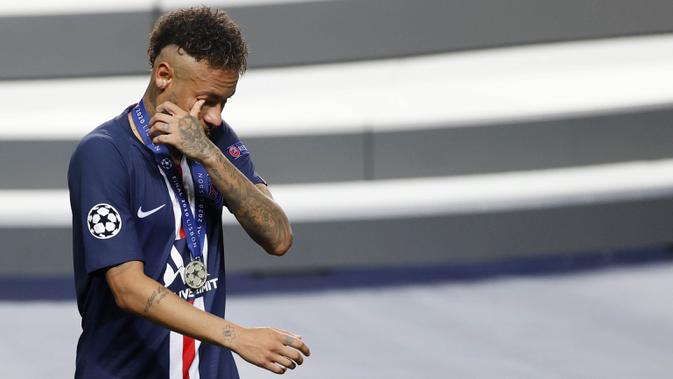 Striker Paris Saint-Germain, Neymar, mengusap air mata usai ditaklukkan Bayern Munchen pada laga final di Stadion The Luz, Portugal, Senin (24/8/2020). Kekalahan ini membuat PSG gagal meraih gelar Liga Champions pertamanya. (AFP/Matthew Childs, Pool)