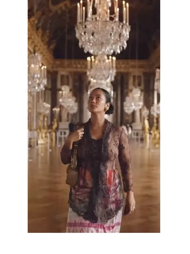 7 Pesona Tara Basro Pakai Kebaya di Istana Versailles Prancis, Elegan