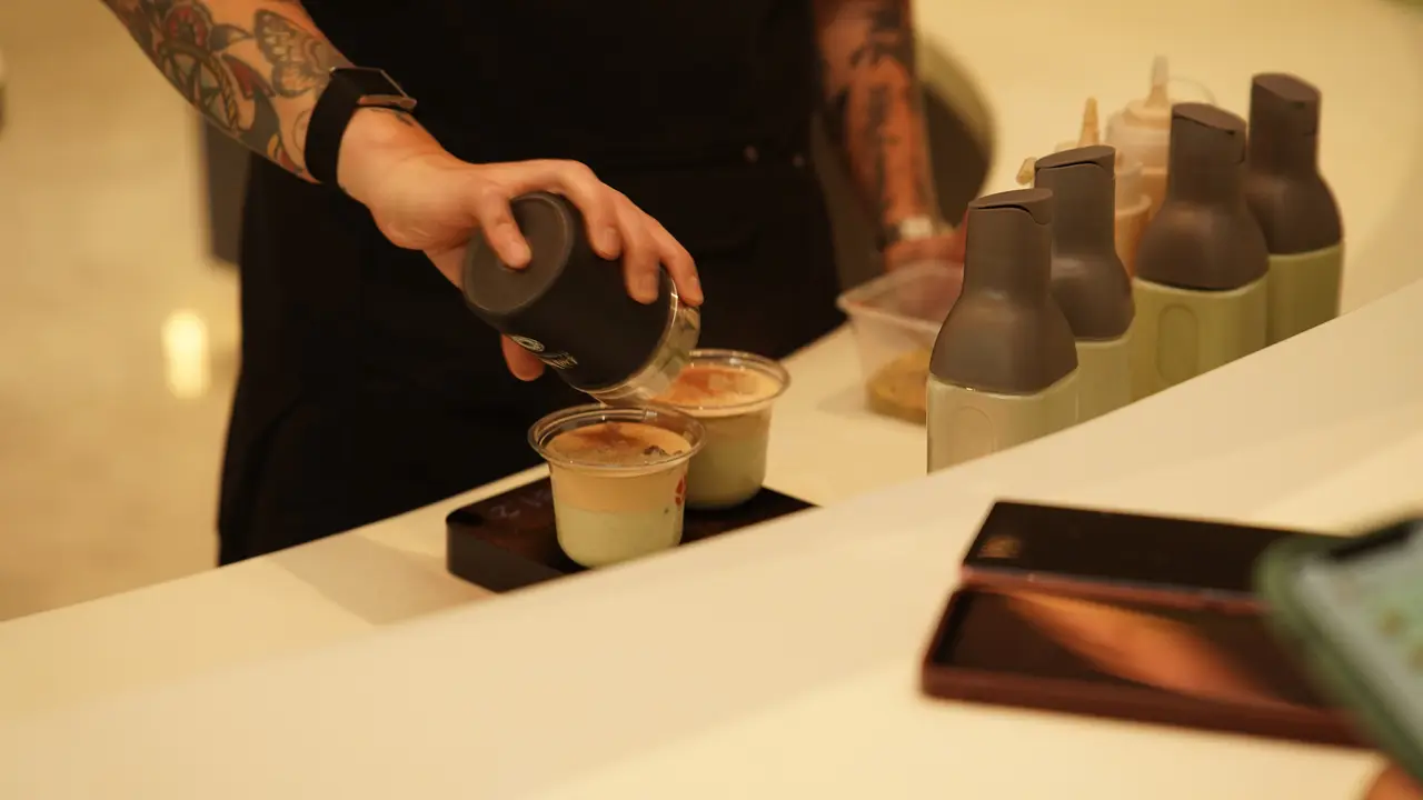 Racikan dari World Barista Champion, Mikael Jasin dalam membuat minuman menggunakan milk coconut dan kopi.