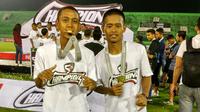 Fredyan Wahyu (kanan) bersama pemain PS Tira, Roni Sugeng. (Bola.com/Vincentius Atmaja)