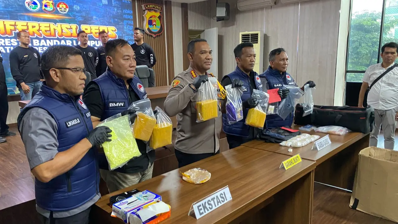 Barang bukti 6 kilogram sabu dan ribuan pil ekstasi dari bandar narkoba jaringan Malaysia. Foto : (Istimewa).