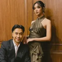 Sheila yang merupakan sahabat dekat dan menjadi saksi perjalanan cinta dari Adinda pun mengajak Vidi ikut kondangan. Gaya mereka yang edgy pun disorot. Sheila tampil stunning dengan dress halterneck berwarna hijau kecoklatan. Sementara Vidi gagah mengenakan kemeja dan setelan jas hitam. (Liputan6.com/IG/@sheiladaisha)