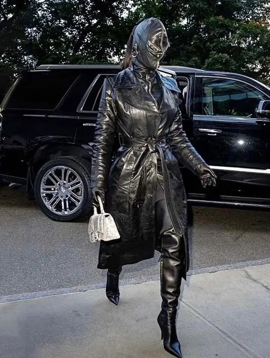 Datang ke New York Fashion Week, Kim Kardashian tampil tertutup serba hitam dari kepala hingga ujung kaki. Pendiri SKIMS terlihat keluar dari sebuah SUV mengenakan bodysuit berbahan kulit hitam dengan resleting di bagian depan. (Instagram/kimkardashian).