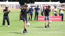 Pembalab Pertamina Enduro VR46 Racing Team, Fabio Di Giannantonio dan Franco Morbidelli menunjukan keahliannya dalam mengolah bola dalam acara football challenge Pembalap Pertamina Enduro di Stadion Madya, Senayan, Jakarta pada Jumat, (24/1/2025).  (Bola.com/Abdul Aziz)