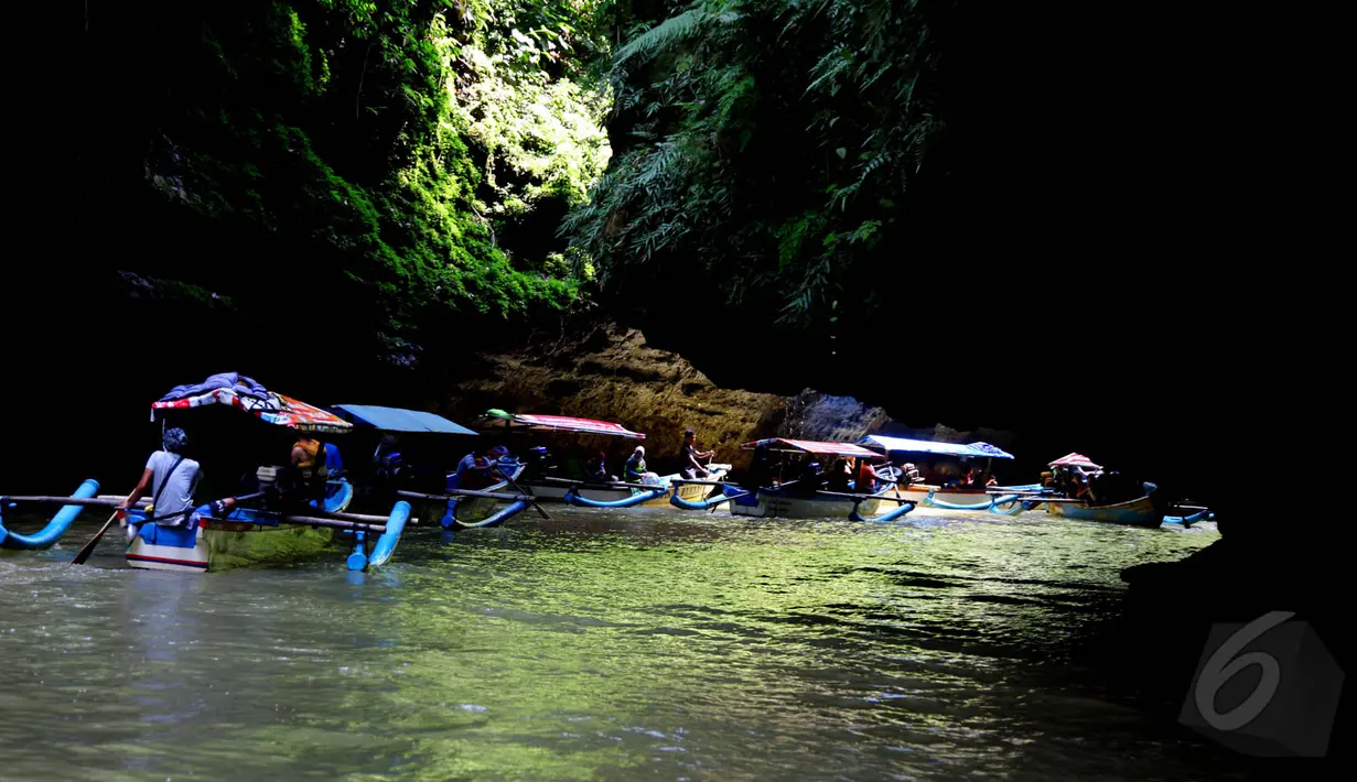 Perahu melewati dinding goa yang memiliki pemandangan menakjubkan, Jawa Barat, Sabtu (17/5/2015). Karena air dan lumut berwarna hijau yang berlimpah maka wisatawan memberikan nama Green Canyon. (Liputan6.com/Andrian M Tunay)