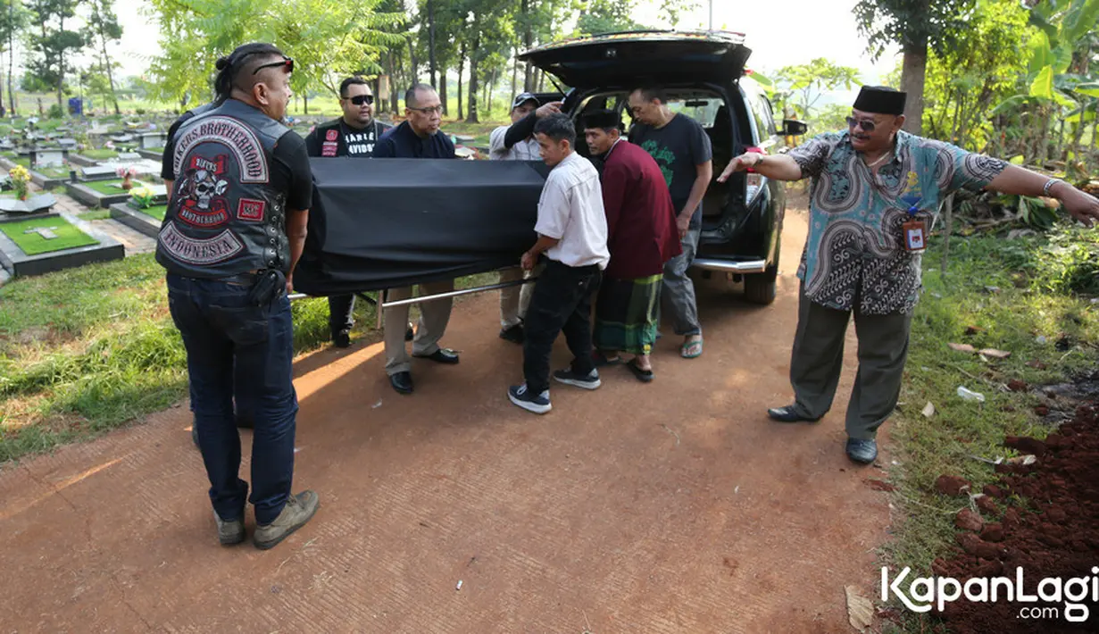 Chef Haryo meninggal dunia pada Kamis (21/12) usai mengalami demam tinggi selama hampir seminggu. Jumat (22/12) pagi, jenazah Haryo Pramoe dimakamkan di TPU Cipenjo, Kabupaten Bogor, Jawa Barat. [Foto: KapanLagi.com®/Bayu Herdianto]