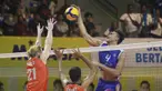 Pebola voli Jakarta Lavani Allo Bank Hendra Kurniawan (kanan) melesatkan bola ke arah tim Jakarta BNI 46 saat pertandingan seri terakhir putaran kedua PLN Proliga Mobile 2023 di GOR UNY, Sleman, D.I Yogyakarta, Jumat (17/2/2023). Jakarta Lavani Allo Bank menang tiga set langsung (25-19, 25-18, 25-19). (Dok. Proliga)