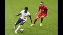 Sembilan menit kemudian, Bukayo Saka yang lolos perangkap offside berhasil menerobos tak terkawal memasuki pertahanan Denmark dan mengumpan bola ke mulut gawang Kasper Schmeichel. (Foto: AP/Pool/Justin Tallis)