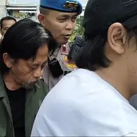 Aktor senior Epy Kusnandar, pemeran Kang Mus dalam serial Preman Pensiun ditangkap polisi terkait kasus dugaan penyalahgunaan narkoba. Usai diperiksa kesehatannya, tim dokter kepolisian menyarankan Epy Kusnandar banyak istirahat. (Liputan6.com/Ady Anugrahadi)