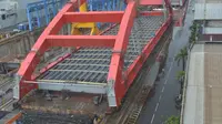 Konstruksi box baja pelengkung bentang utama Jembatan Holtekamp yang diproduksi PAL Indonesia siap dikirim dengan kapal secara utuh ke Jayapura. (Dok Kementerian PUPR)