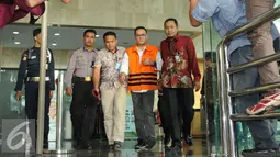 Fahmi Darmawansyah berjalan meninggalkan gedung KPK usai menjalani pemeriksaan, Jakarta, Jumat (23/12). Sebelumnya Fahmi tidak menghadiri panggilan KPK, dengan alasan ia sedang berada di luar negeri. (Liputan6.com/Helmi Affandi)