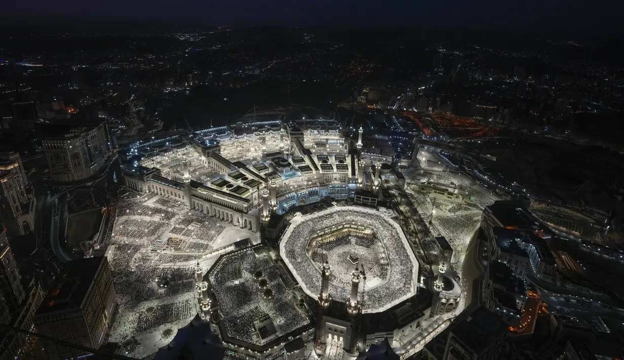 Umat Islam mengelilingi Ka'bah di Masjidil Haram dalam rangkaian ibadah Haji di kota suci Mekah, Arab Saudi, Selasa (11/6/2024). (AP Photo/Rafiq Maqbool)