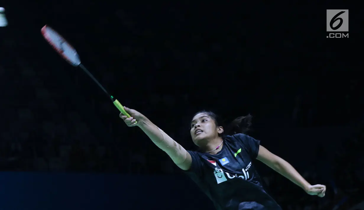Tunggal putri Indonesia, Gregoria Mariska Tunjung mengembalikan kok ke arah pemain China Taipei, Lee Chia Hsin pada babak pertama Indonesia Open 2018 di Istora Senayan, Jakarta, Selasa (3/7). Gregoria unggul 21-13, 21-7. (Liputan6.com/Helmi Fithriansyah)