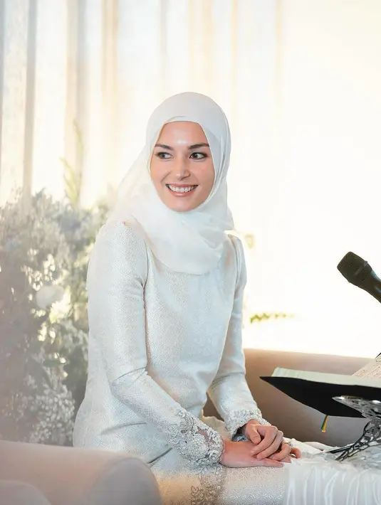 Di momen ini, dilaksanakan juga acara Khatam Quran. Terlihat Anisha Rosnah yang  tampil anggun dalam balutan baju kurung karya desainer Malaysia, Teh Virdaus. Baju kurung ini semakin spesial lantaran terbuat dari kain tenun Brunei. Penampilannya disempurnakan dengan pulasan makeup natural. [@tehfirdaus]