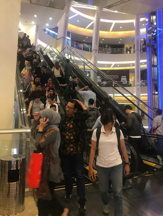 Pengunjung berupaya turun menggunakan eskalator setelah merasakan gempa yang melanda sebuah pusat perbelanjaan di kawasan Jakarta, Jumat (2/8/2019). Berdasarkan data BMKG, gempa bumi memiliki Magnitudo 7,4 dan berpusat di wilayah barat daya Sumur, Banten. (Liputan6.com/Adinda)