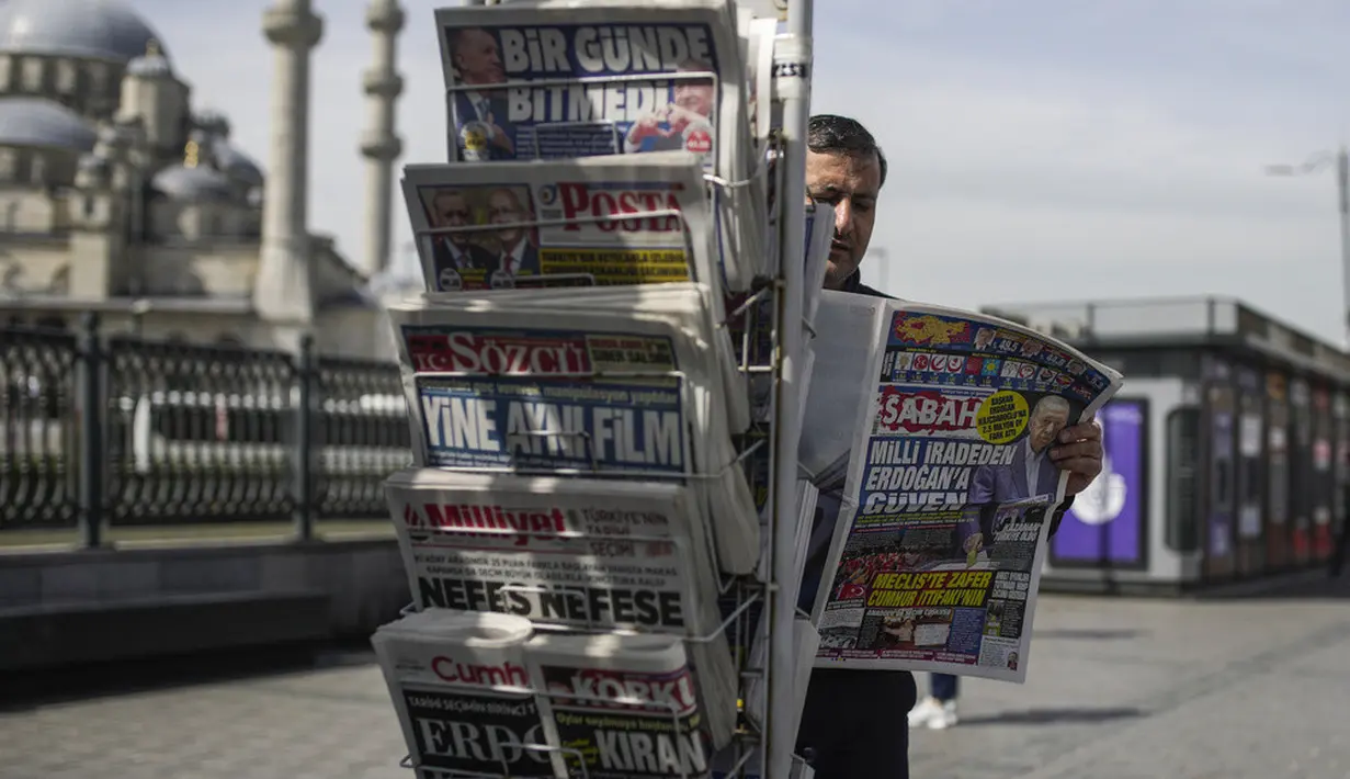 <p>Dalam pidatonya pada Senin di balkon markas besar Partai Keadilan dan Pembangunan (AKP) di Ankara, Erdogan mengatakan, "Hasil pemilu yang belum final tidak mengubah fakta bahwa bangsa telah memilih kami." (AP Photo/Emrah Gurel)</p>