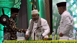 KH Ma'ruf Amin (tengah) terpilih sebagai ketua Rais Am PBNU menggantikan Mustoffa Bisri (Gus Mus) pada Muktamar NU ke - 33, di Jombang, Jawa Timur, Kamis (6/8/2015). (Liputan6.com/Johan Tallo)