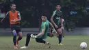 Kiper Timnas Indonesia U-22, Nadeo Argawinata, memperhatikan laju bola saat latihan di Lapangan ABC, Jakarta, Senin (14/1). Latihan ini merupakan persiapan jelang Piala AFF U-22. (Bola.com/Vitalis Yogi Trisna)