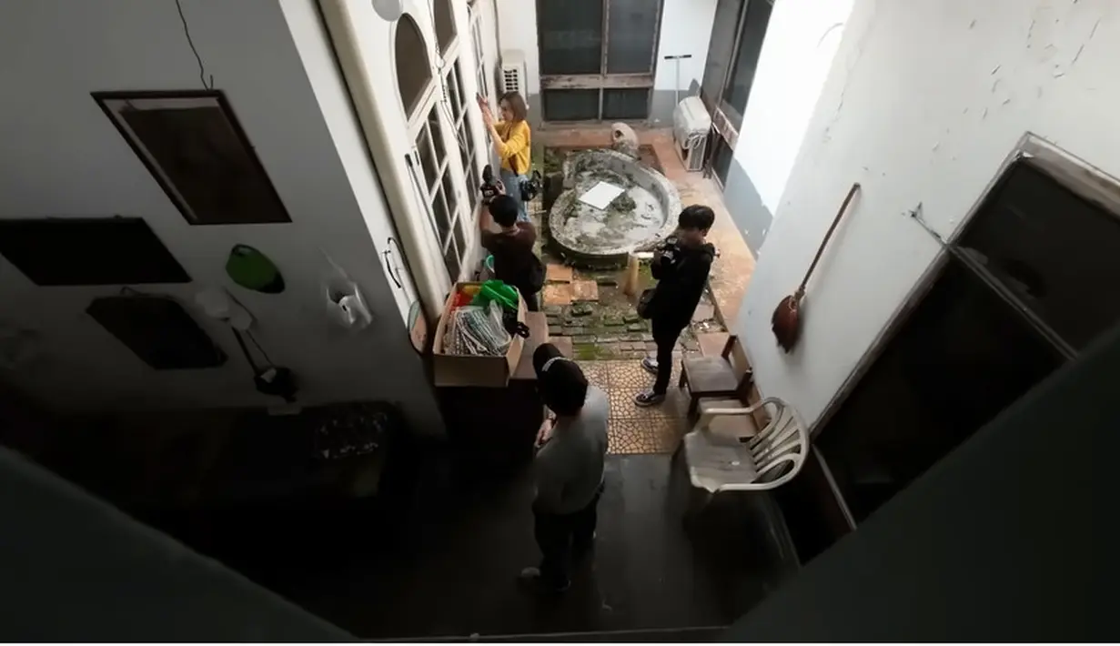 Sara dan adik menyebut rumah ini menyimpan banyak kenangan sewaktu kecil. Keduanya bernostalgia mengenang masa kecil. Sara menceritakan saat ditakuti makhluk gaib dari dalam kamar orangtuanya. [Youtube/Sara Wijayanto]