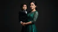 Edit Foto Ibu dan Anak yang Masih Kecil ala Photoshoot (Foto: Gemini AI)