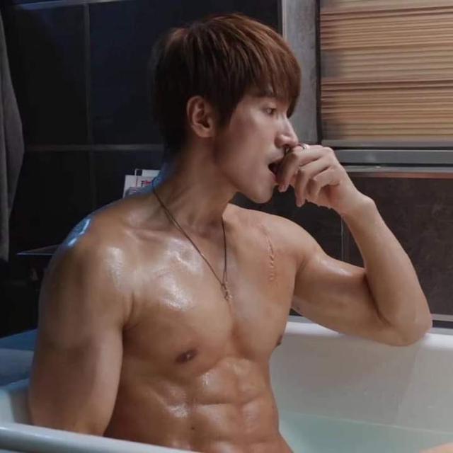 6 Potret Jerry Yan Pamer Tubuh Kekar dalam Drama Baru Count Your Lucky Stars