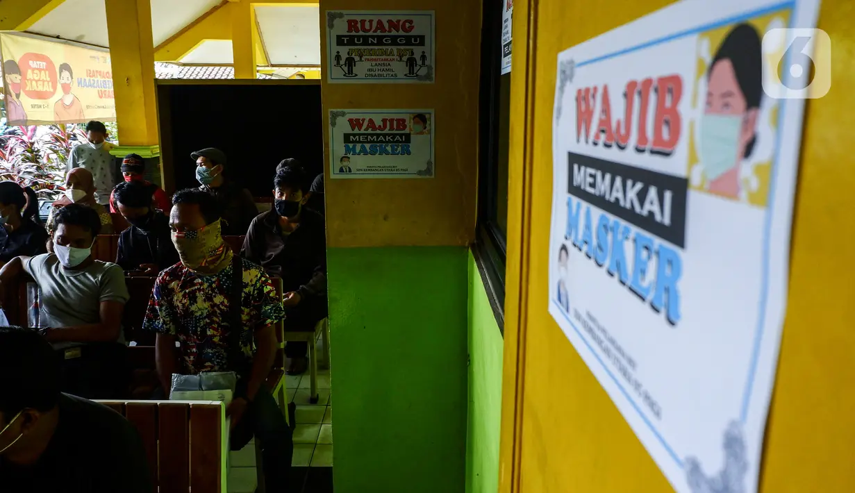 Warga penerima manfaat menunggu giliran saat pencairan bantuan sosial tunai (BST) di SDN Kembangan Utara 05 Pagi, Jakarta, Rabu (31/3/2021). Program BST sebesar Rp300 ribu dari Kemensos ini disalurkan melalui RT-RT se kelurahan Kembangan Utara melalui ATM Bank DKI. (Liputan6.com/Johan Tallo)