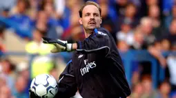 Ed de Goey. Kiper yang kini berusia 55 tahun dan telah pensiun pada Juli 2006 bersama Stoke City ini pernah memperkuat salah satu klub besar di Liga Inggris, Chelsea selama 6 musim. Ia didatangkan The Blues dari Feyenoord pada awal musim 1997/1998 dengan nilai transfer 3,35 juta euro dan diplot sebagai kiper utama. Ia total tampil dalam 176 laga di semua ajang dengan torehan 73 kali clean sheet dan kebobolan 161 gol dan berhasil meraih 5 gelar di antaranya 1 trofi Piala FA dan 1 trofi Piala Winners. Pada awal musim 2003/2004 Chelsea melepasnya ke Stoke City dengan status bebas transfer. (twitter.com/chelseafc)