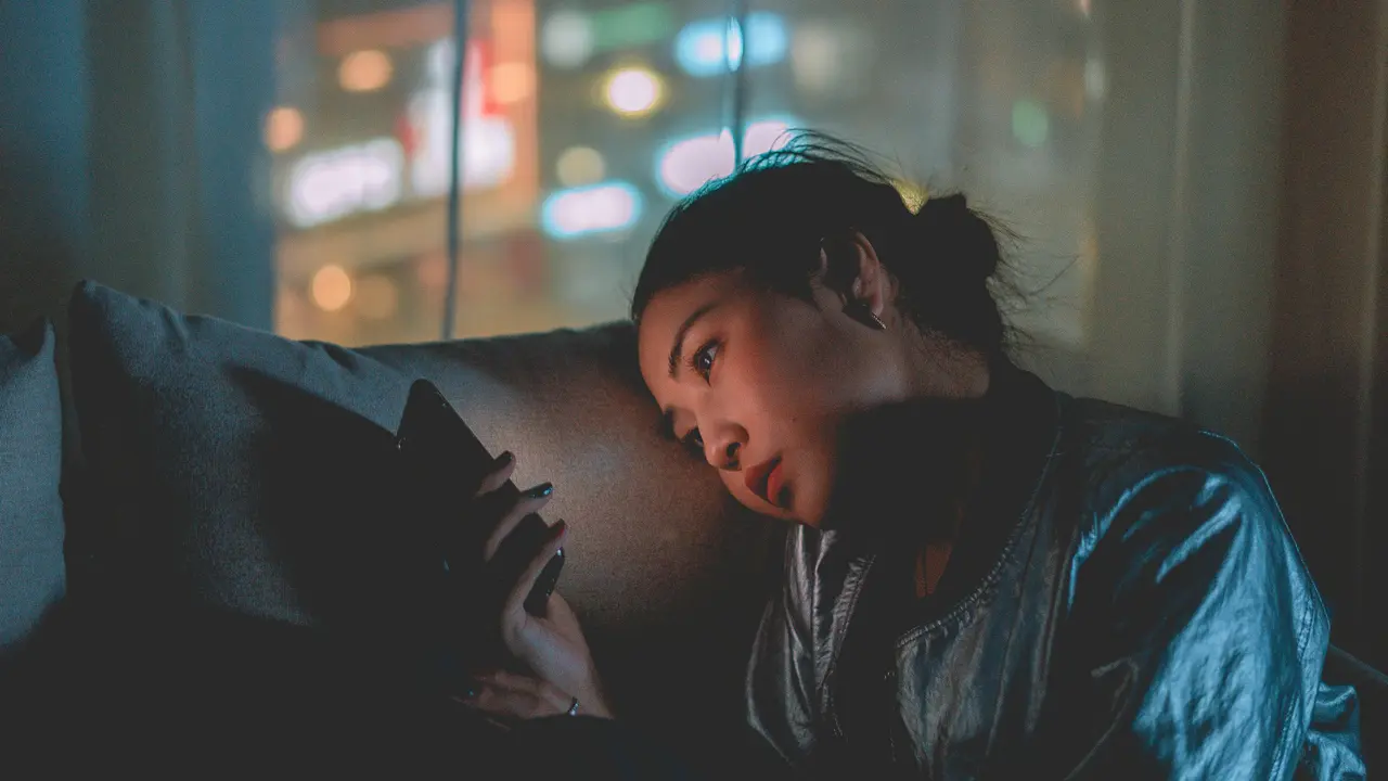 Perempuan sedang melihat ponsel