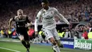 Aksi Raphael Varane pada laga leg kedua, babak 16 besar Liga Champions yang berlangsung di Stadion Santiago Bernabeu, Madrid, Rabu (6/3). Real Madrid kalah 1-4 kontra Ajax. (AFP/Gabriel Bouys)